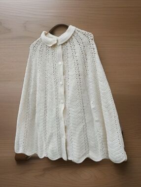 Vintage Sweater Cape/Shawl Ivory Color One Size Fits All Excellent Condition